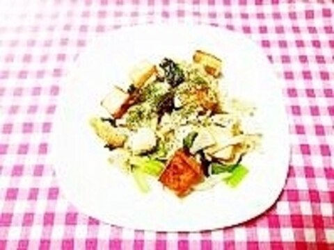 ムニエルのフレーク入り♪小松菜と厚揚げの焼きうどん